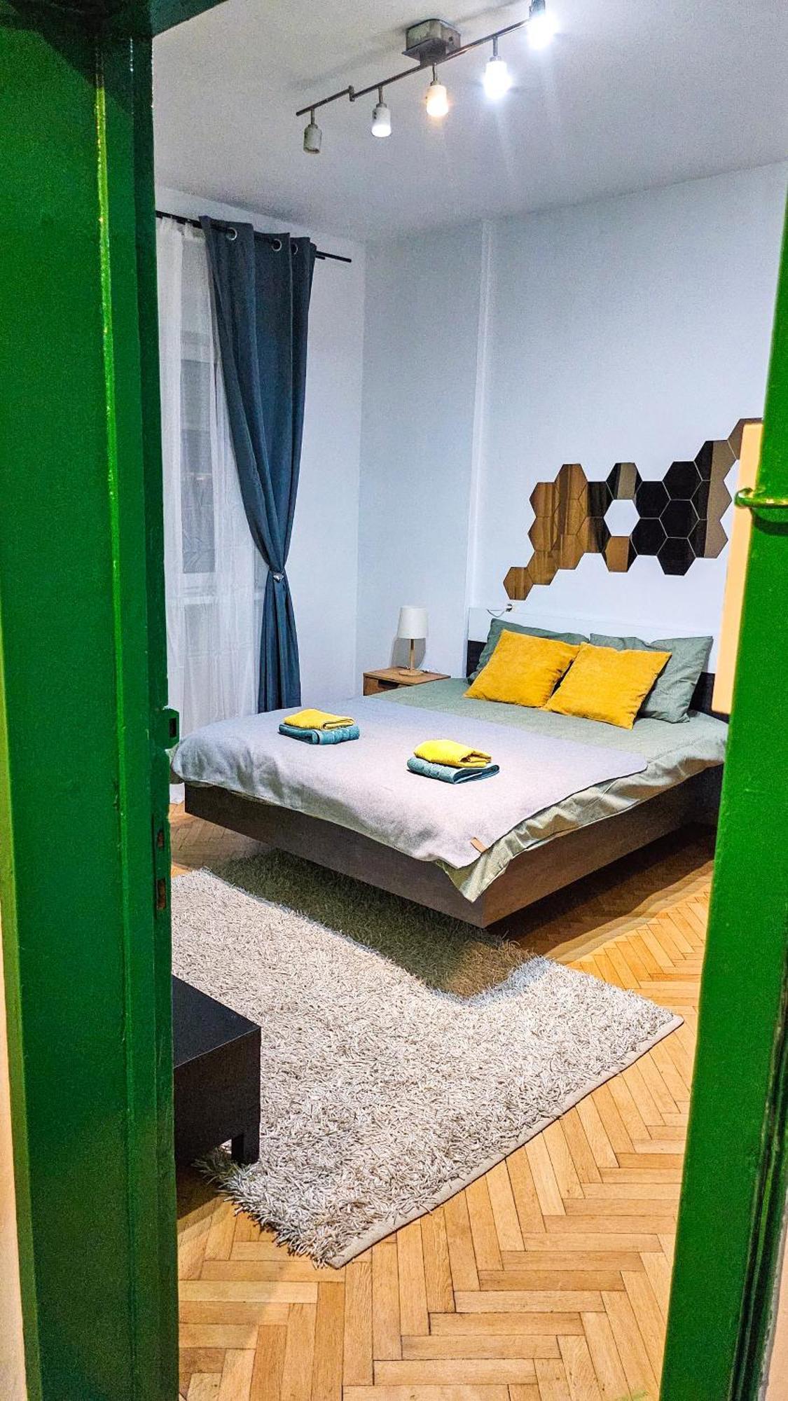 Downtown Tiny Houses Near Cismigiu Gardens ブカレスト エクステリア 写真